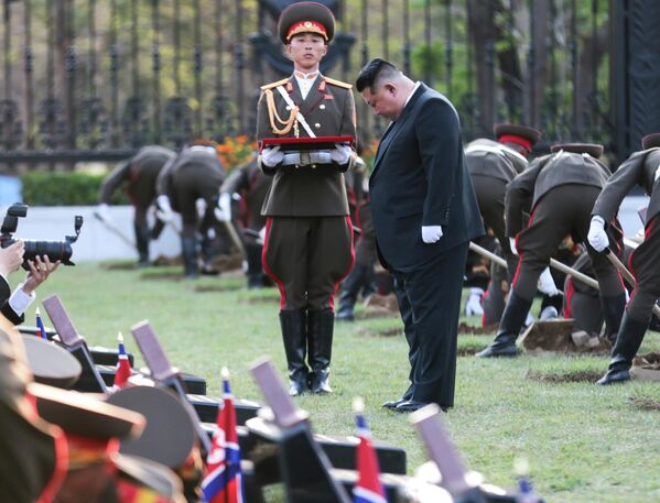 Лидер КНДР Ким Чен Ын на церемонии открытия в Пхеньяне музейно-мемориального комплекса, посвященного подвигу героев зарубежной военной операции.