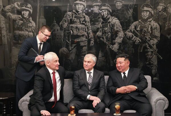 Министр обороны РФ Андрей Белоусов, председатель Государственной думы РФ Вячеслав Володин и генеральный секретарь Трудовой партии Кореи (ТПК), председатель государственных дел КНДР Ким Чен Ын (слева направо на первом плане) на встрече в Пхеньяне.