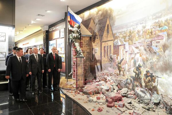 Ким Чен Ын, Вячеслав Володин и Андрей Белоусов во время осмотра музейно-мемориального комплекса в Пхеньяне, посвященного подвигу героев зарубежной военной операции.