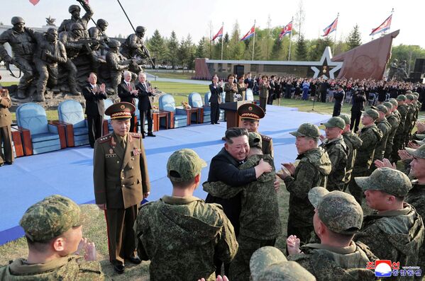 Лидер КНДР Ким Чен Ын приветствует военнослужащих во время церемонии открытия мемориала.