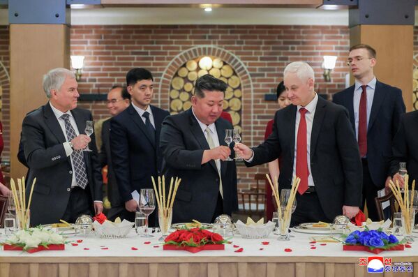 Лидер Северной Кореи Ким Чен Ын, министр обороны России Андрей Белоусов и председатель Госдумы РФ Вячеслав Володин поднимают тост во время банкета в честь визита российской делегации в КНДР для участия в церемонии открытия мемориального комплекса, посвященного подвигу героев зарубежной военной операции.