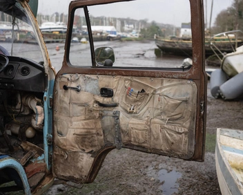 Один против экологической катастрофы: британец взялся расчистить кладбище из 166 яхт