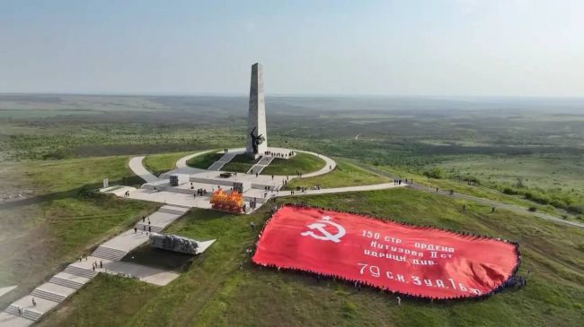 «Бессмертный автополк» — в ДНР развернули гигантскую копию Знамени Победы
