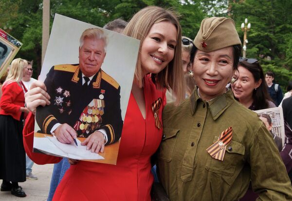 Актриса Мария Кожевникова во время акции Бессмертный полк, посвященной 81-й годовщине Победы в Великой Отечественной войне, в Пекине