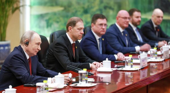 Президент РФ Владимир Путин во время переговоров с председателем КНР Си Цзиньпином в Доме народных собраний в Пекине.