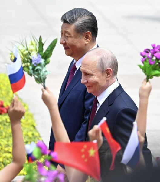 Президент РФ Владимир Путин и председатель КНР Си Цзиньпин во время встречи в Пекине.