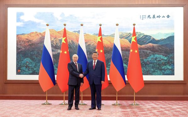 Президент РФ и лидер КНР во время совместного фотографирования в рамках встречи в Пекине.