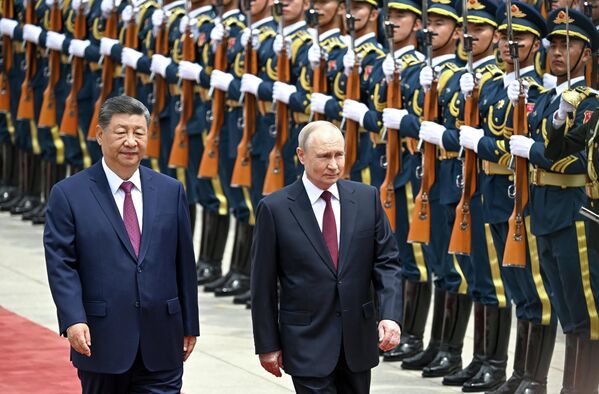 Владимир Путин и Си Цзиньпин на торжественной церемонии.