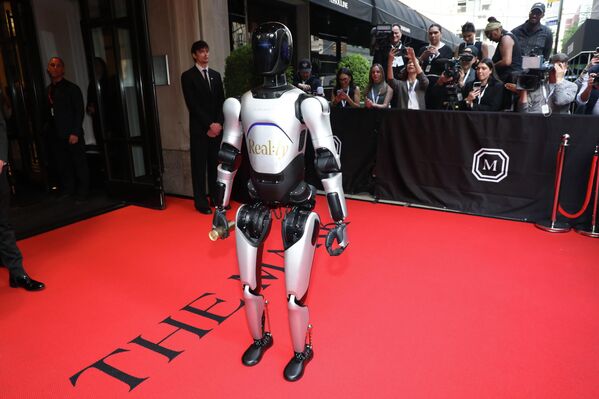 Робот на красной дорожке Met Gala 2026